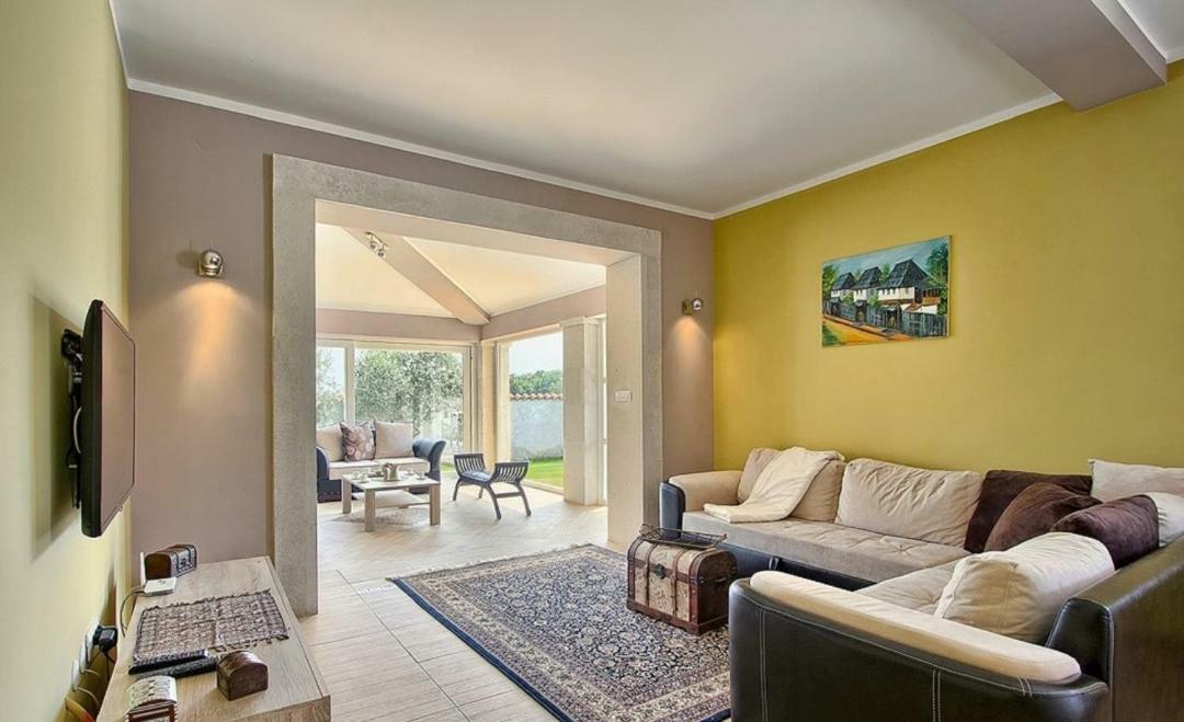 Villa Zafirah Pula Exteriör bild