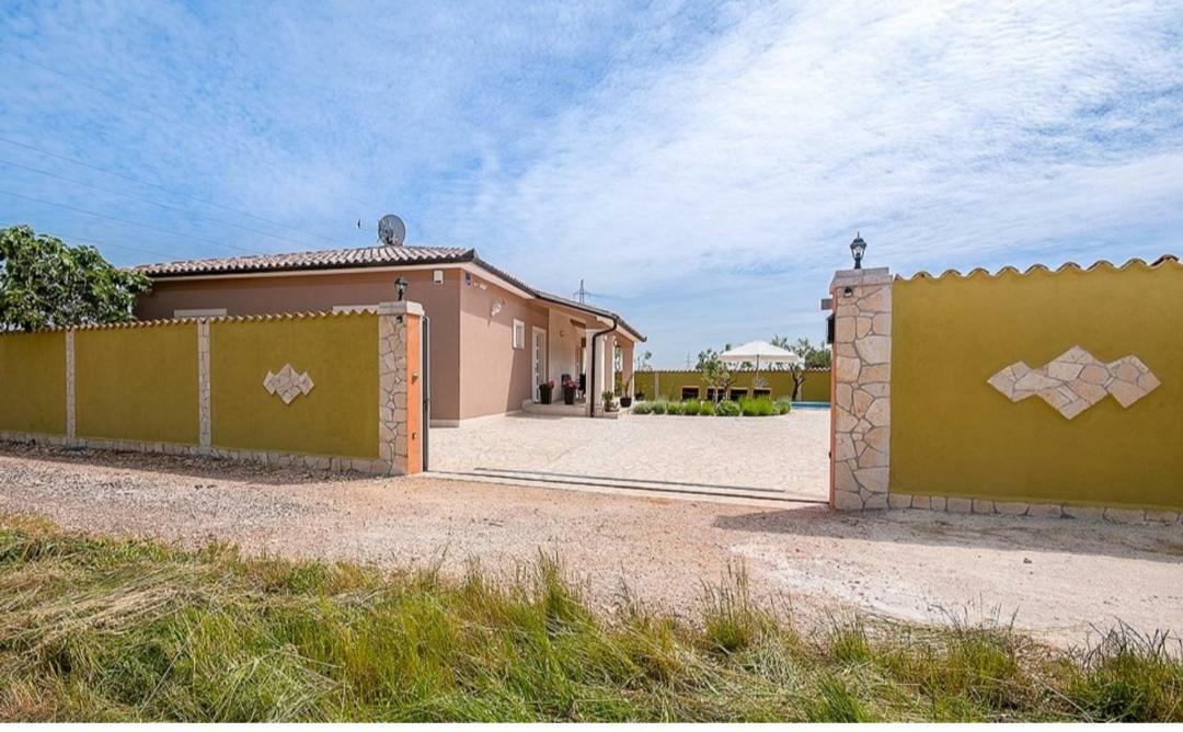 Villa Zafirah Pula Exteriör bild